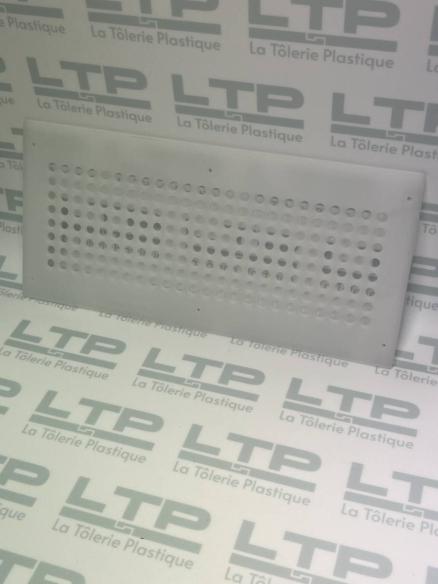 La société LTP fabrique des plaques en plexiglas blanc sur-mesure, sans moule, pour couvrir des LED, à Rouen